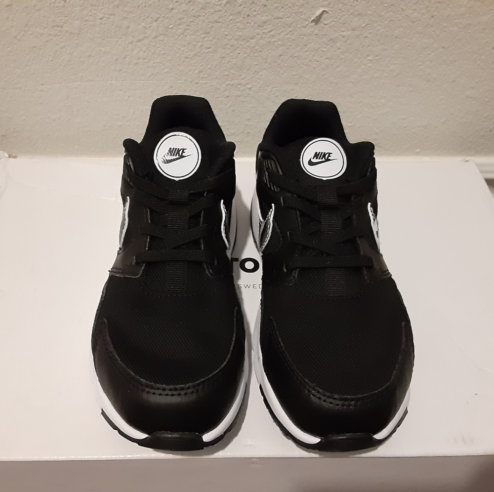 Nike - Picture 2 of 4